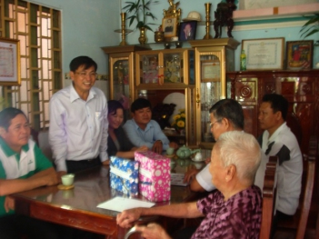 Thăm và tặng quà cho Bà mẹ Việt Nam Anh hùng - DU LỊCH HÀ TIÊN